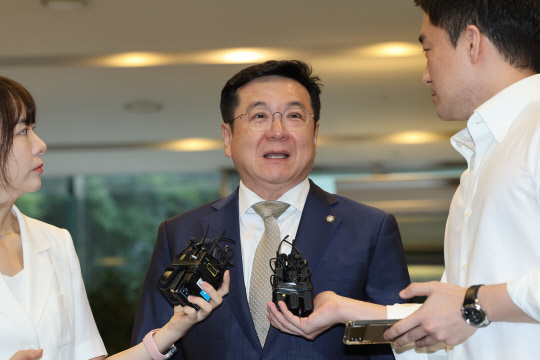 이찬희 삼성 준법감시위원회(이하 준감위) 위원장이 전국경제인연합회(전경련) 복귀 재논의를 위해 열린 임시회의에 참석하기 위해 18일 오전 서울 삼성생명 서초타워에서 들어서며 취재진의 질문에 답하고 있다.  연합뉴스